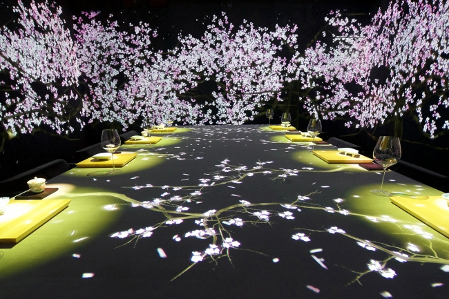 デジタルアートと食の融合空間『MoonFlower Sagaya Ginza, Art by teamLab』銀料理と器の世界が拡がり、季節の花木が移ろうアート