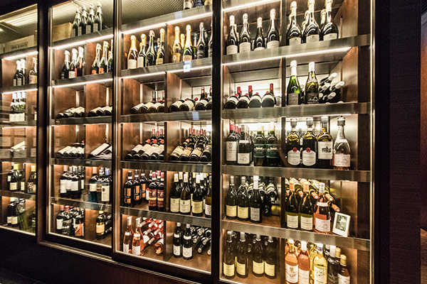 全ワイン・日本酒はセラーで保管し品質管理に配慮いたしております。